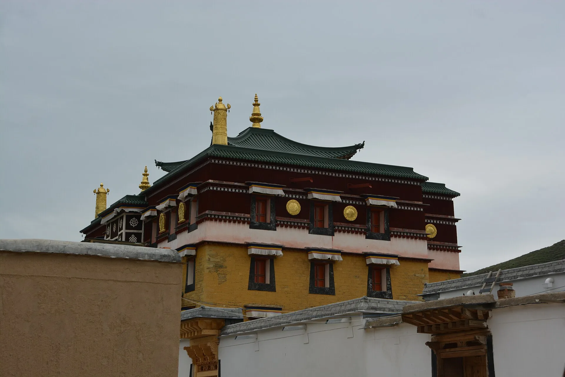 拉卜楞寺，金顶红墙与转经长廊