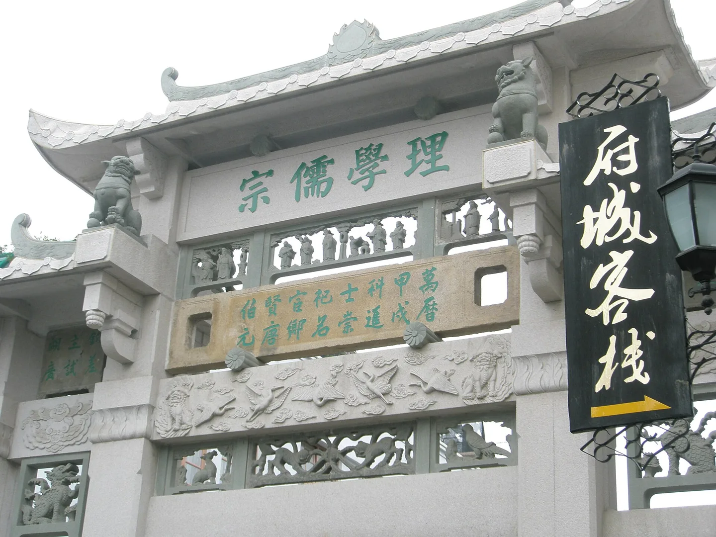 潮州古城牌坊街上的行人街景
