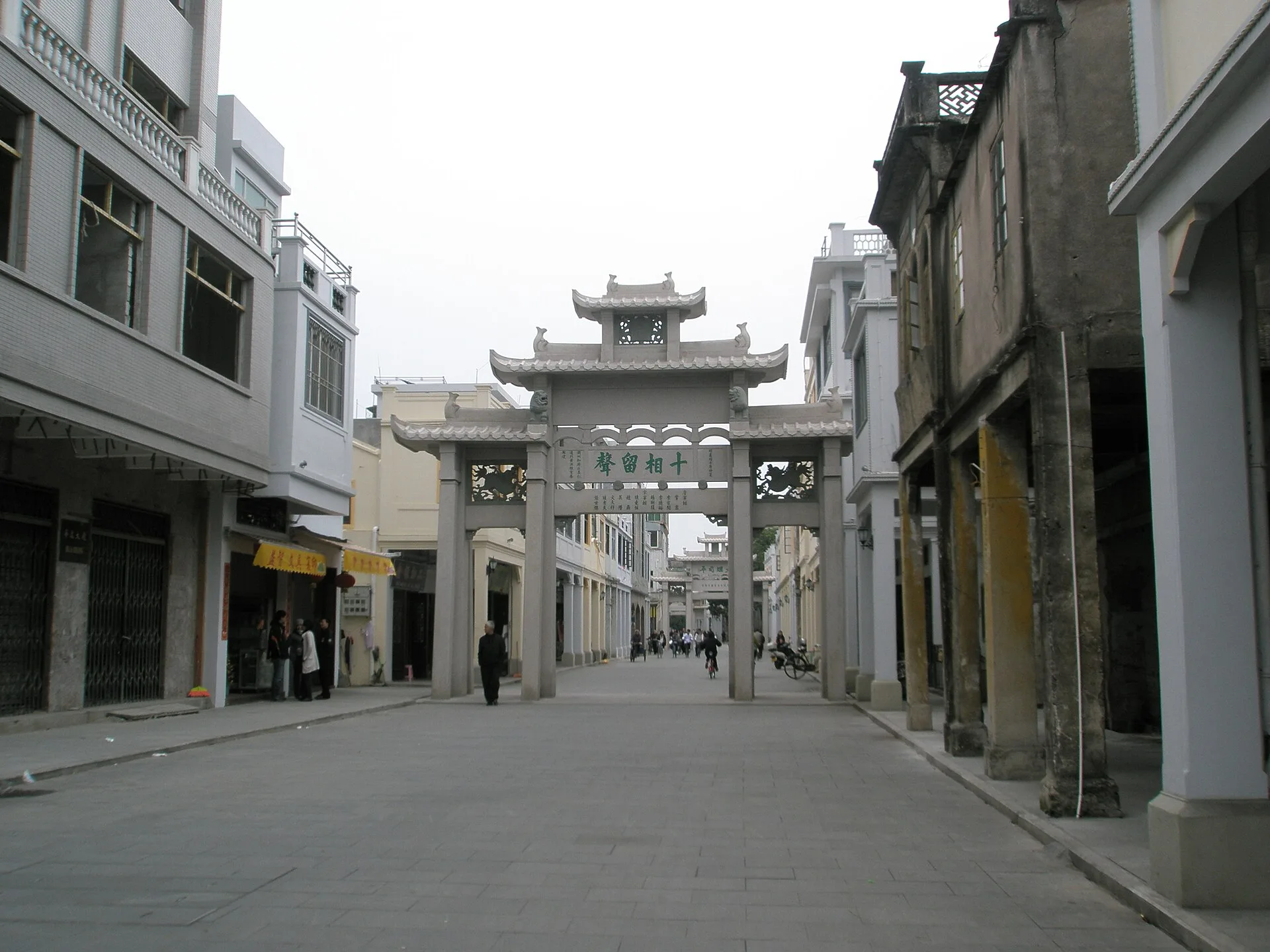清晨巷子里的早餐摊，蒸汽氤氲