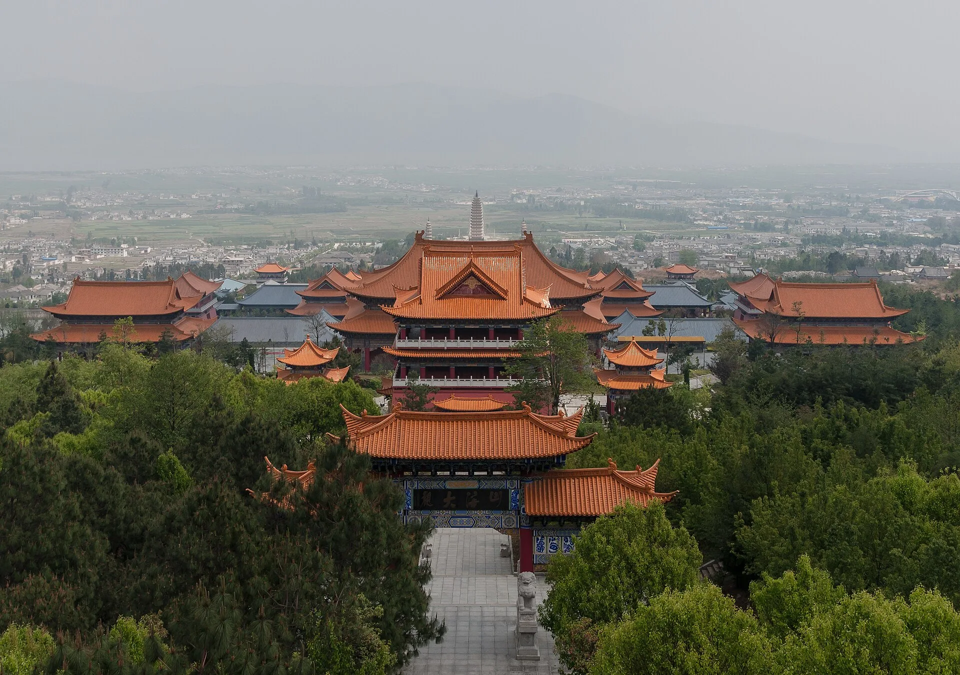 4月最佳旅行地：西双版纳泼水节封面
