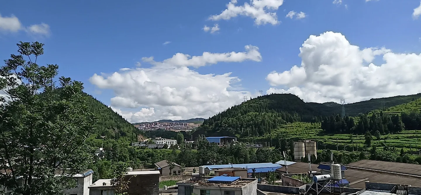 六盘水避暑怎么玩：19℃ 夏天的草原与花海 1