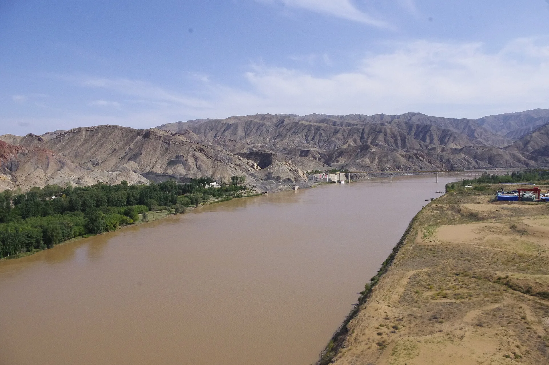 宁夏沙坡头，黄河与沙漠相依