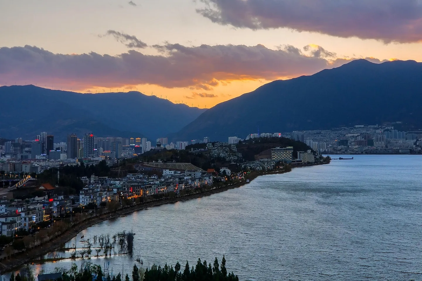 大理洱海湖面与远山，平静开阔的水景