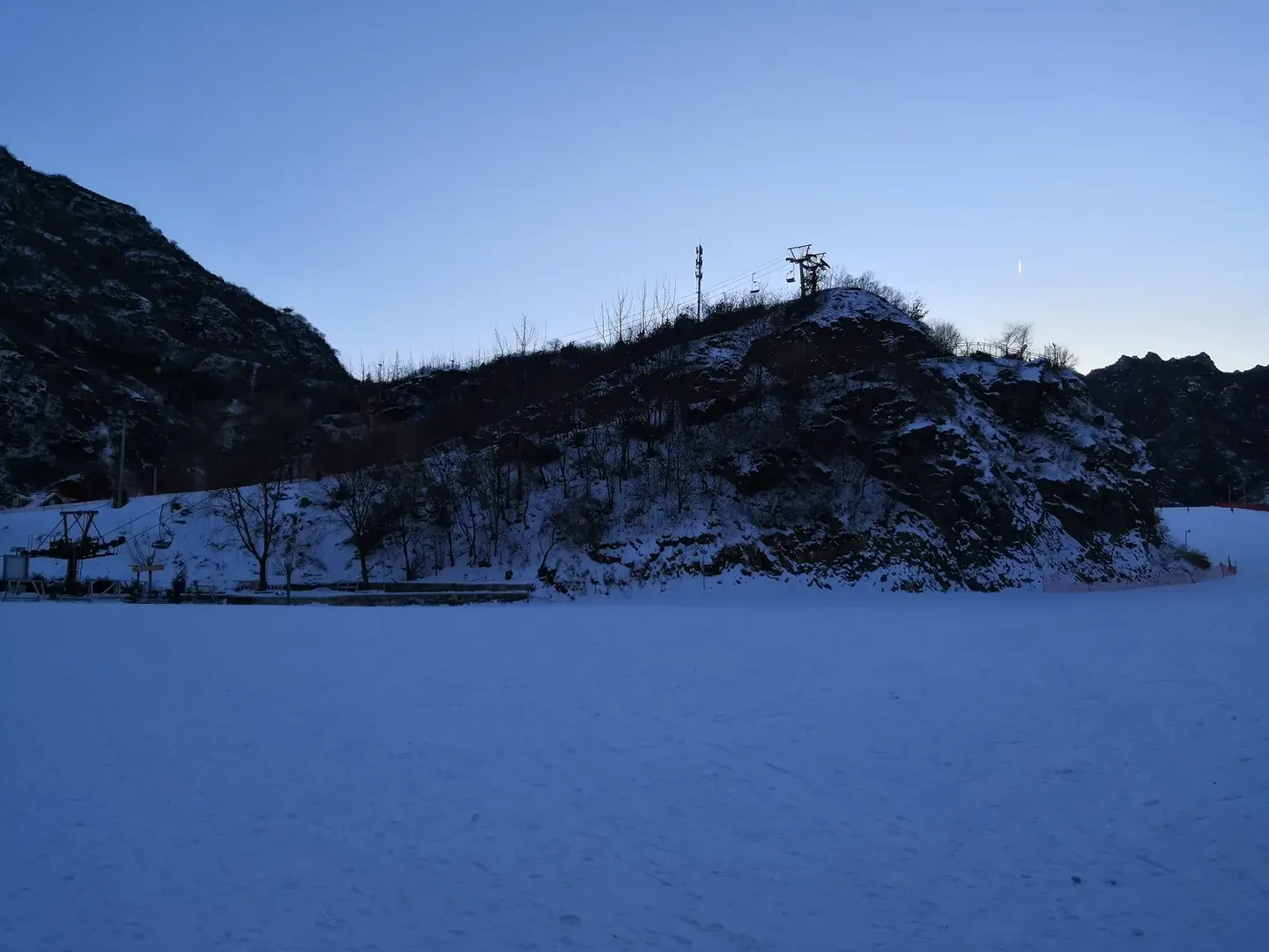 初级雪道与魔毯区域，适合第一次上雪的人