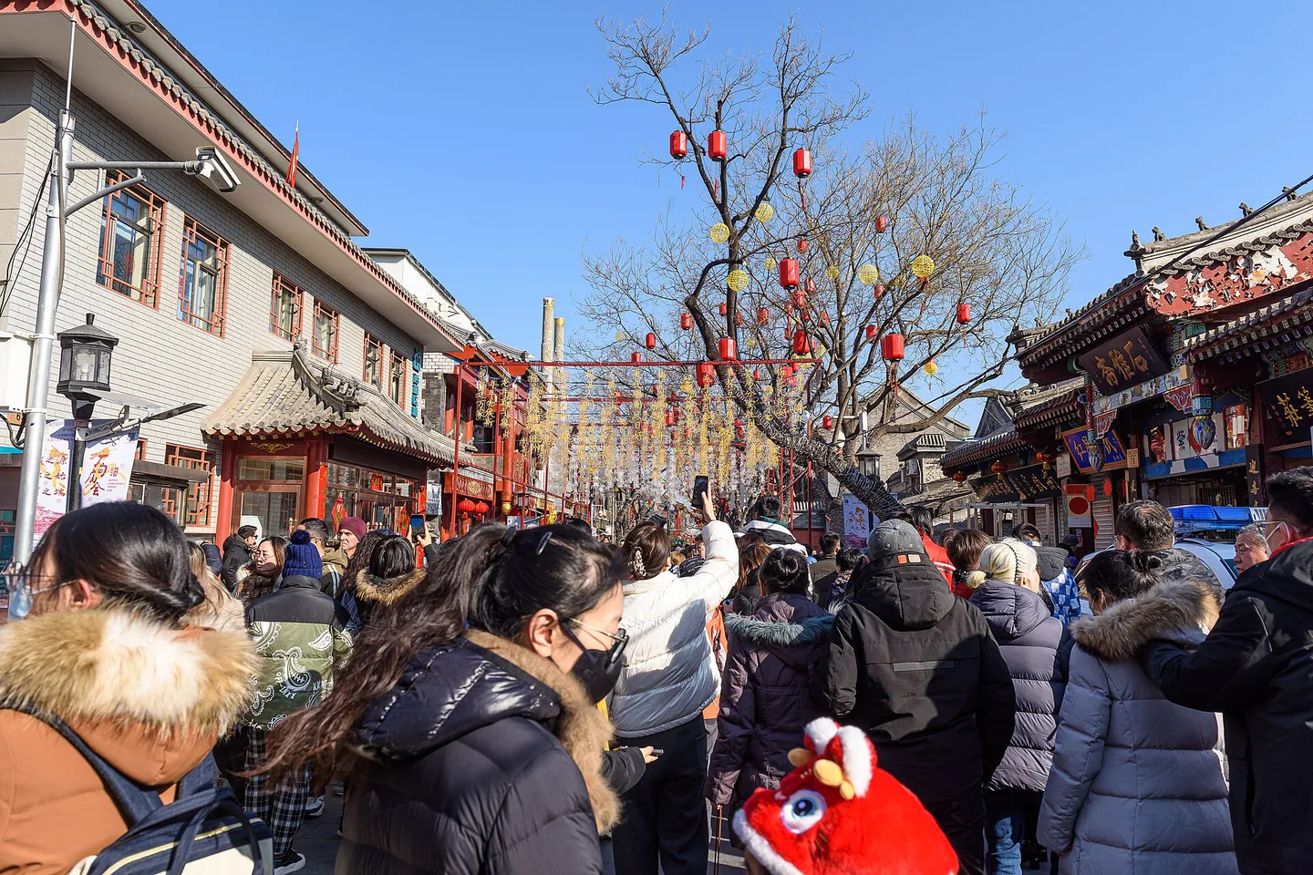 琉璃厂西街厂甸庙会的街巷人潮