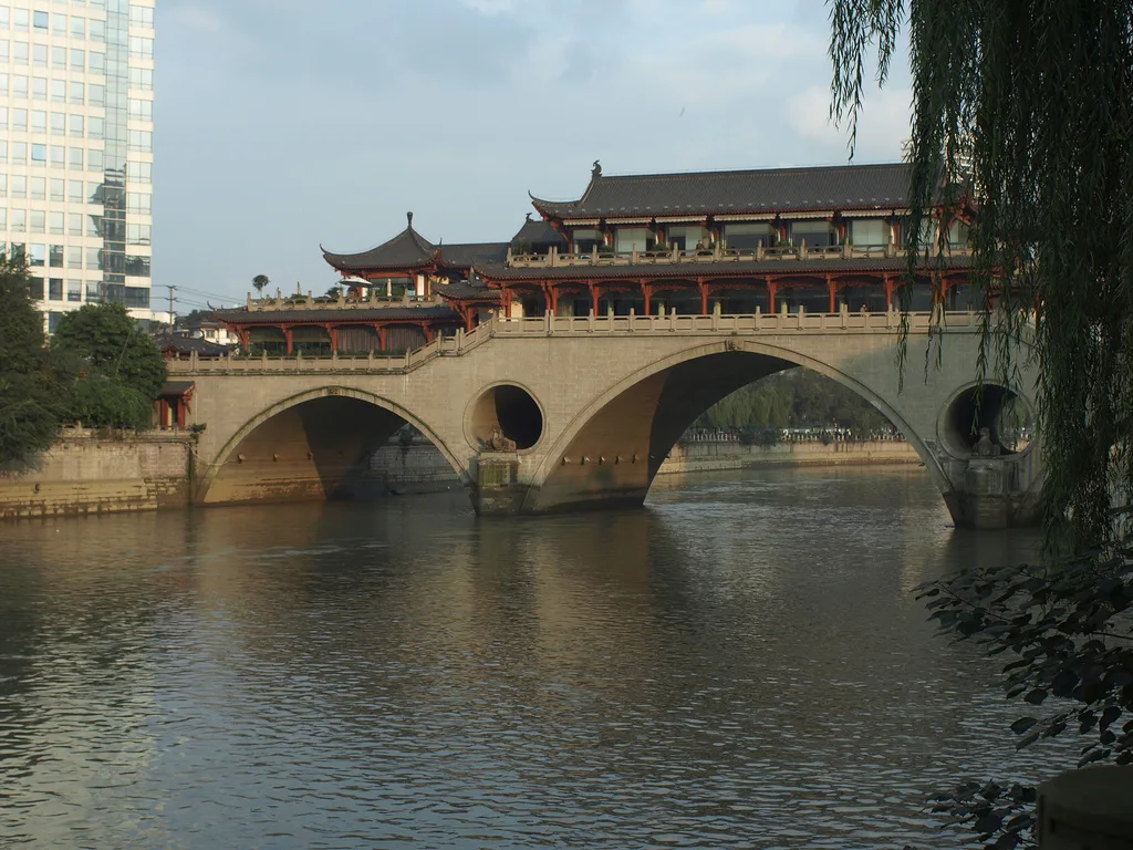 成都市区与府河方向的桥与城市景观