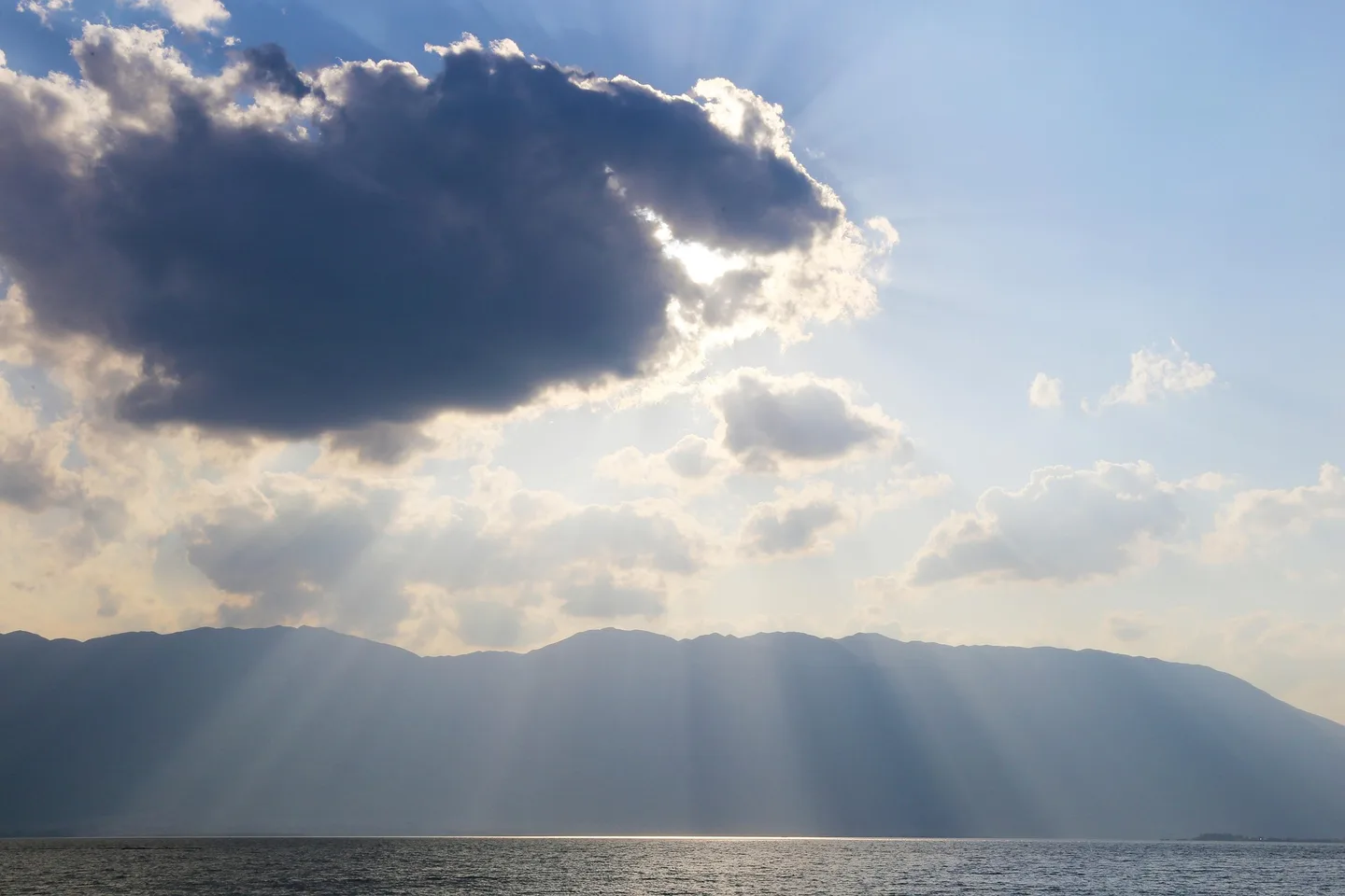 洱海日落时分的暖色湖面，氛围安静浪漫