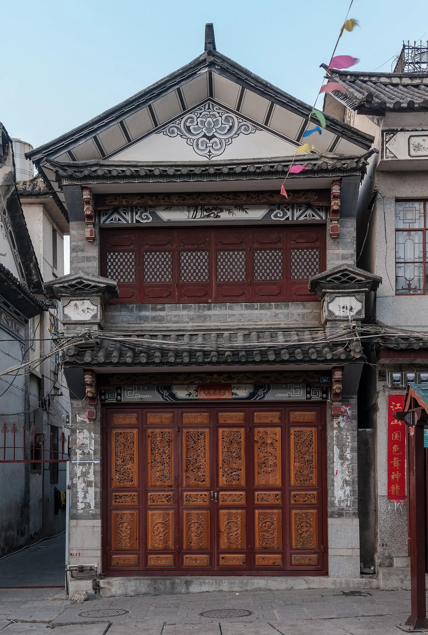 大理古城沿街店铺与行人