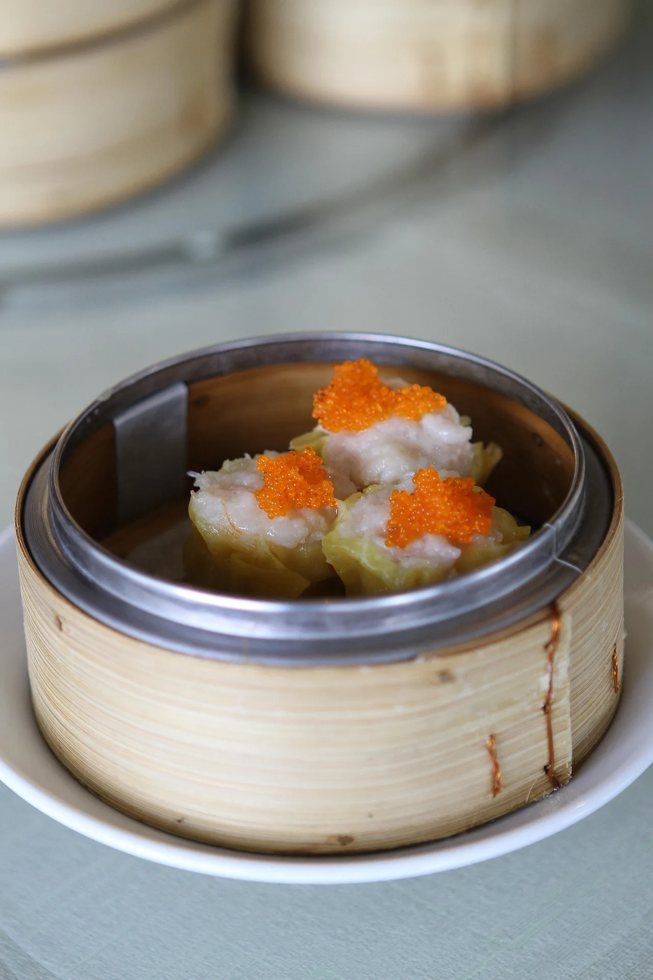 热闹的中式餐厅，人们举杯共享晚餐