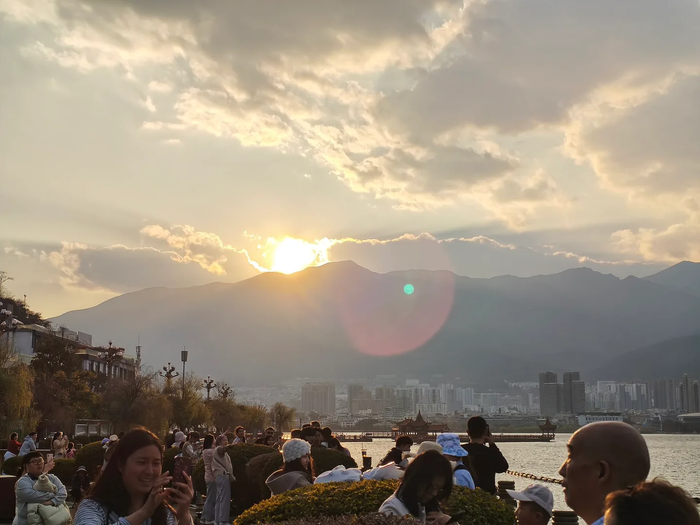 冬季洱海公园湖畔步道与远山