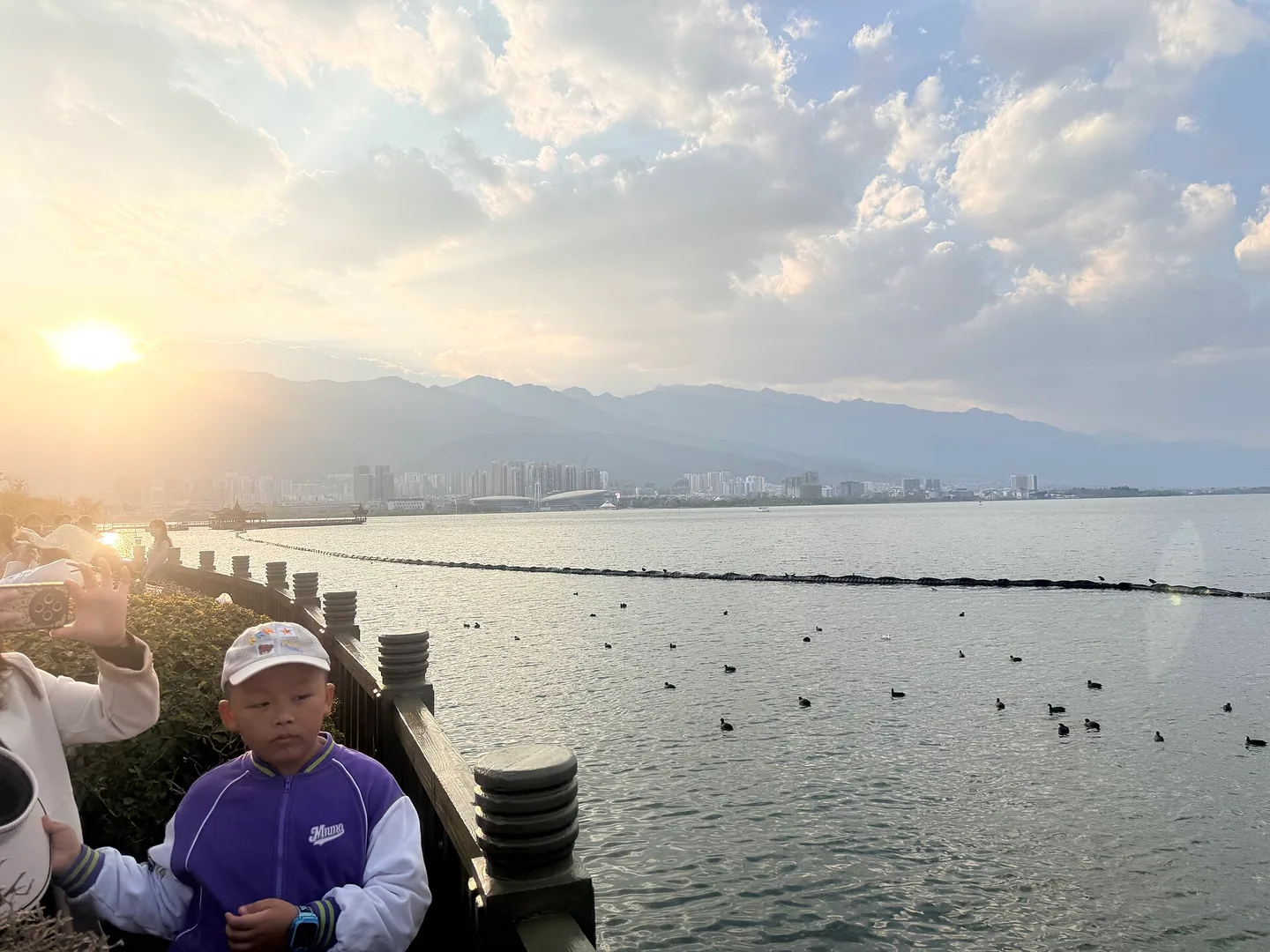 冬季洱海湖畔的暖阳与远山