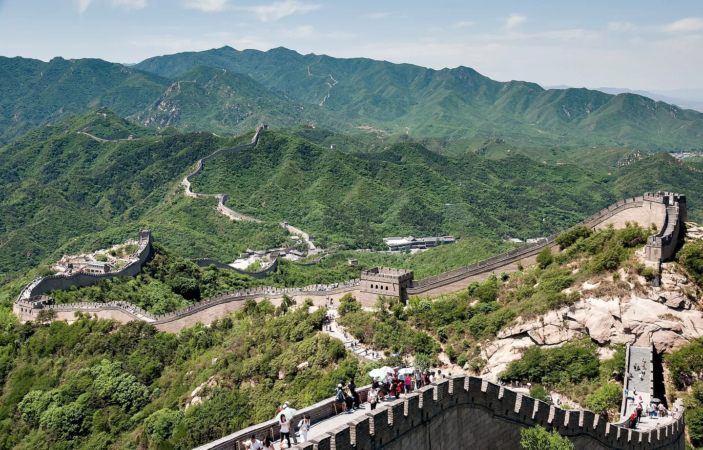 八达岭长城城墙与群山