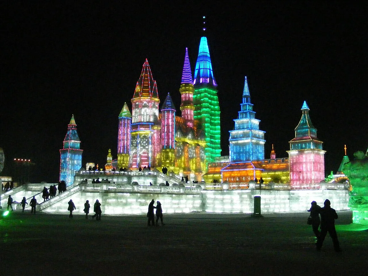 哈尔滨冰雪大世界几点拍最美:夜景机位与开放信息 2
