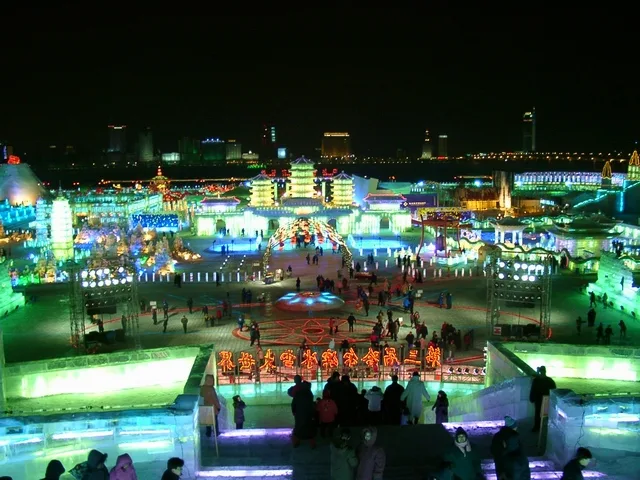 哈尔滨冰雪大世界几点拍最美：夜景机位与开放信息封面