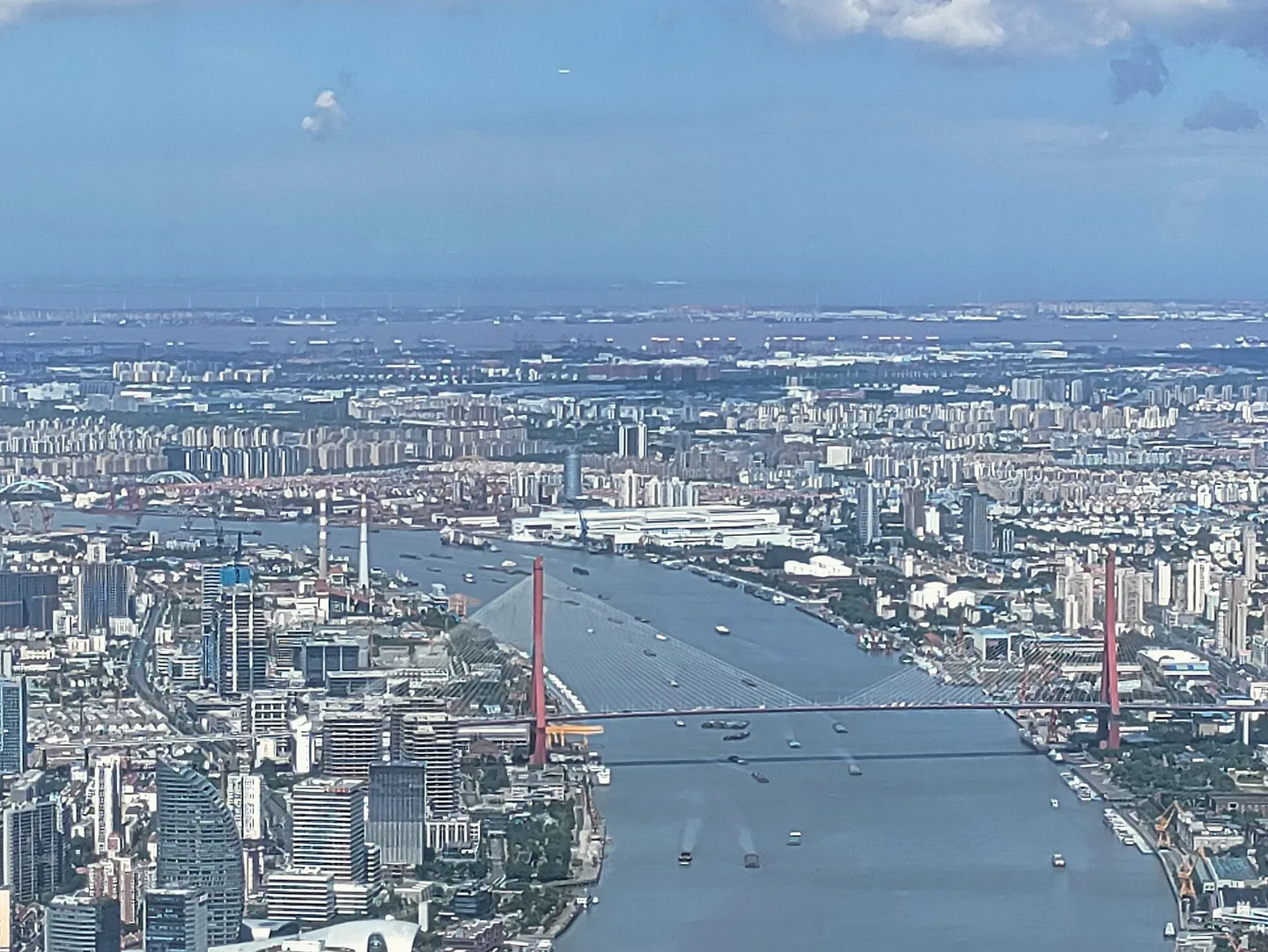 上海浦东陆家嘴方向的现代城市天际线