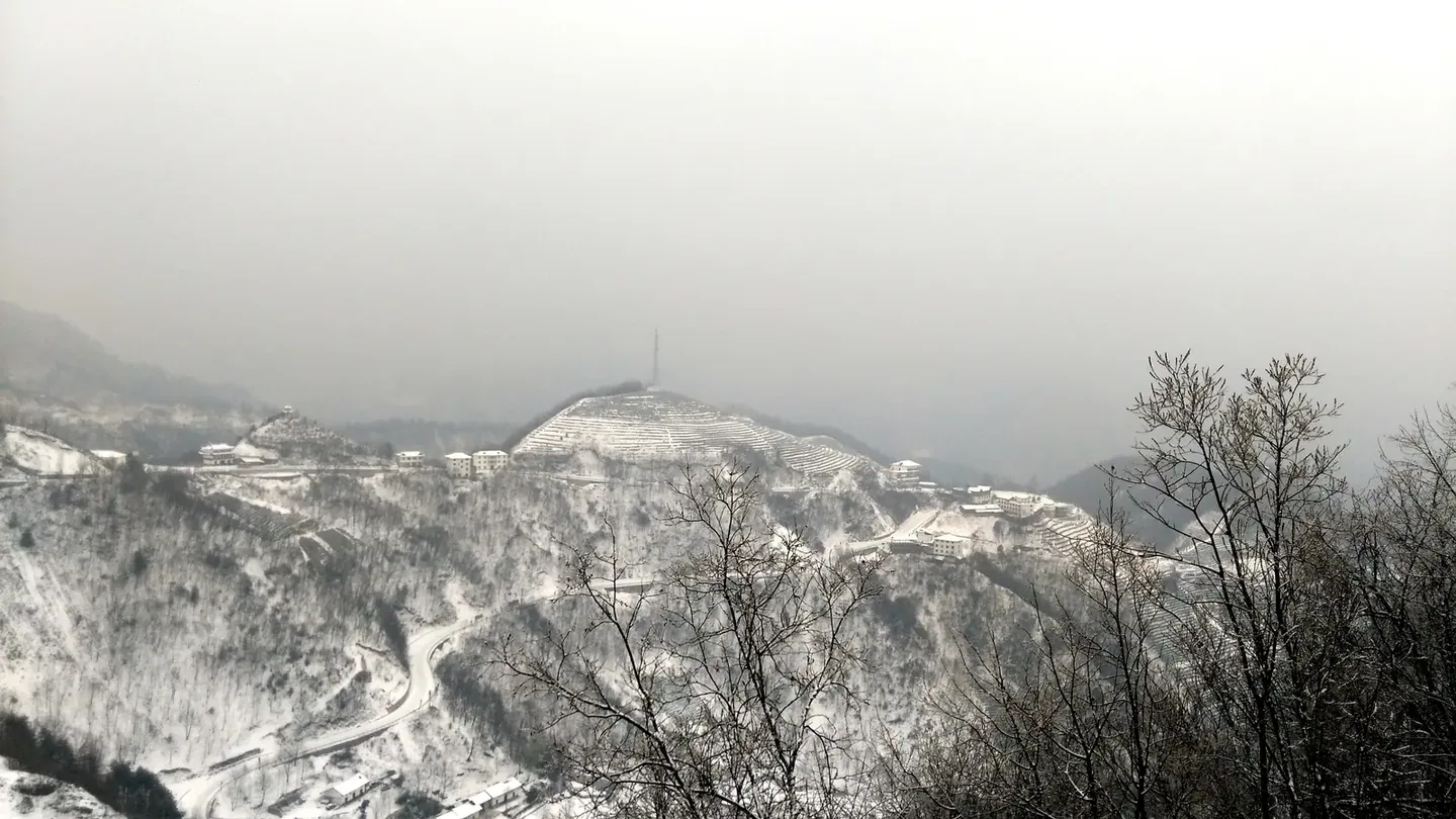 雪场的雪道、缆车与远处山景