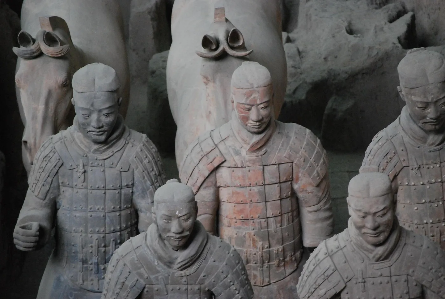 兵马俑士兵队列的特写，讲述两千年前的历史