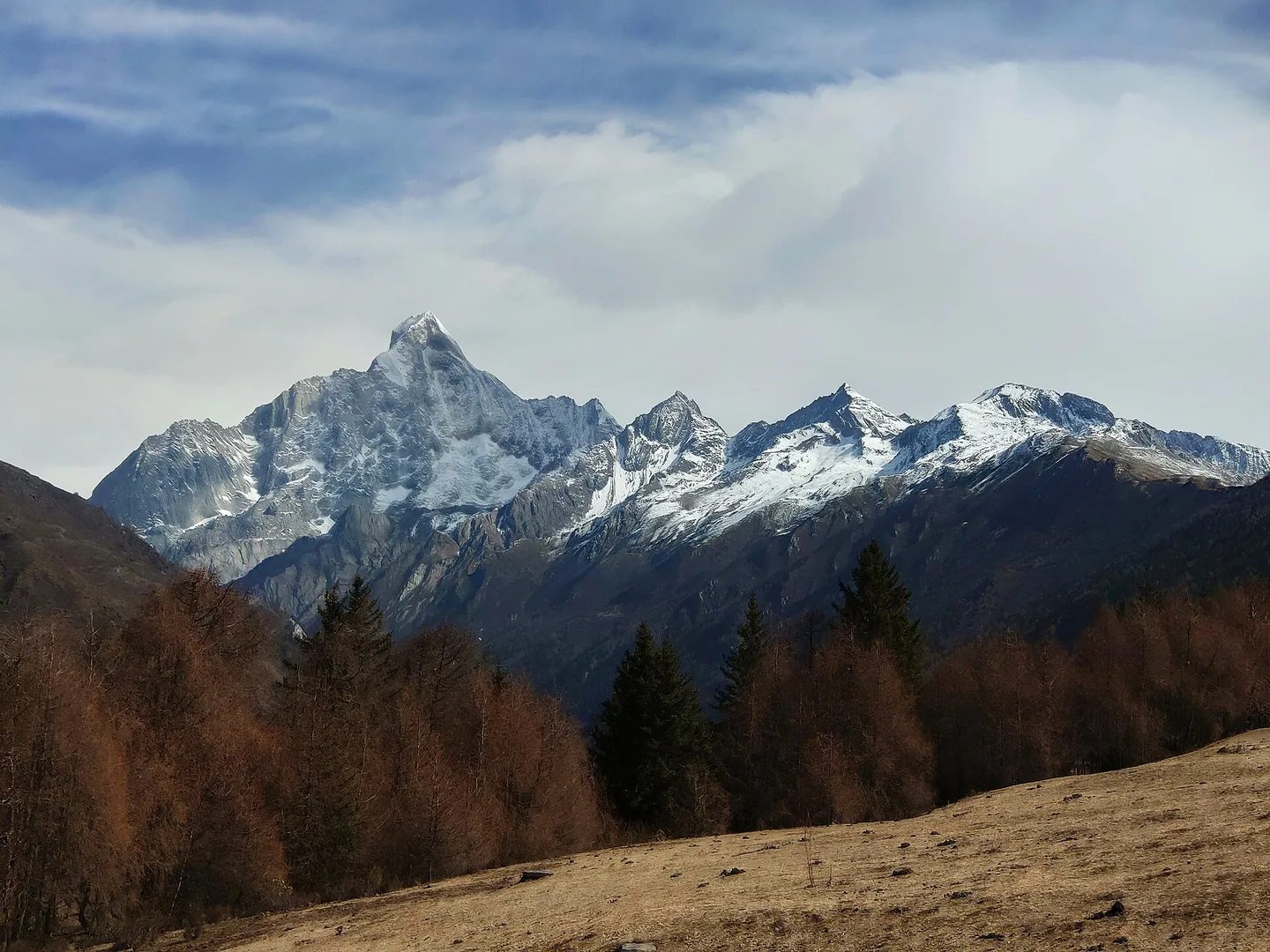 四姑娘山冬季的雪峰与山谷