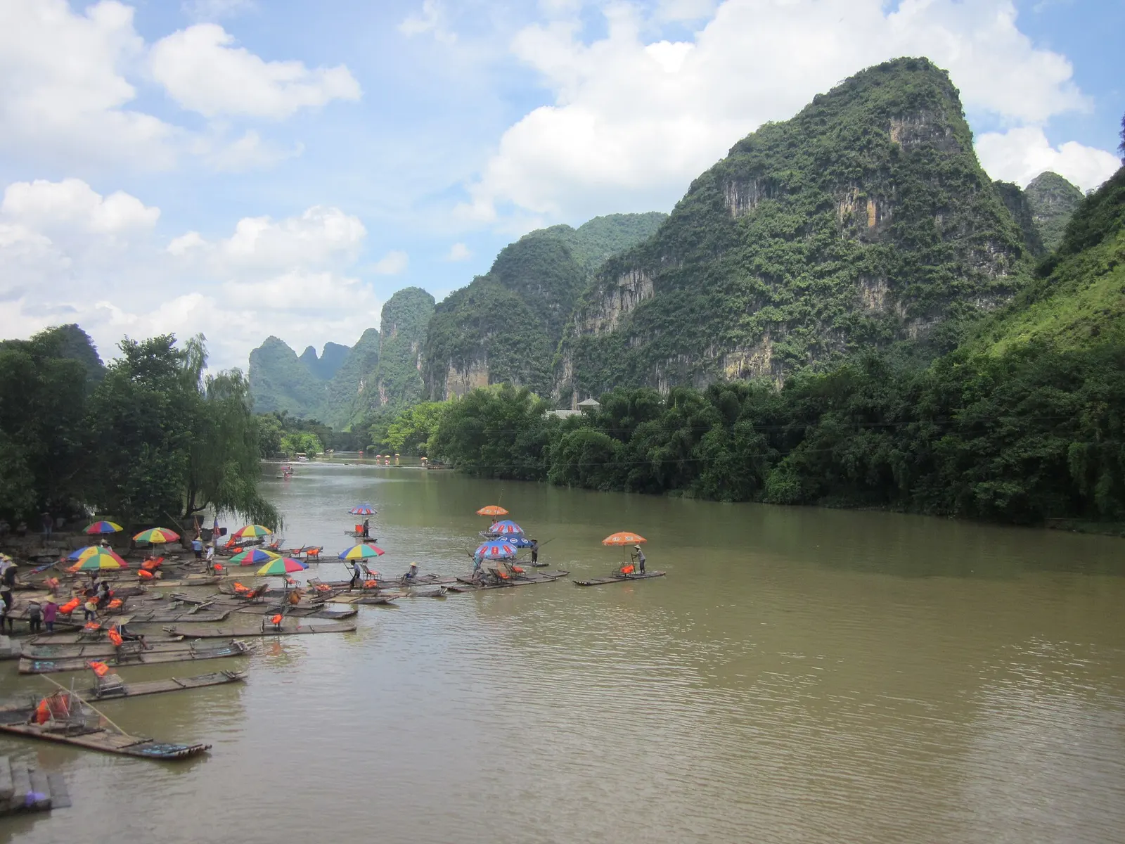 第一次去桂林和阳朔：游船、竹筏与住哪封面